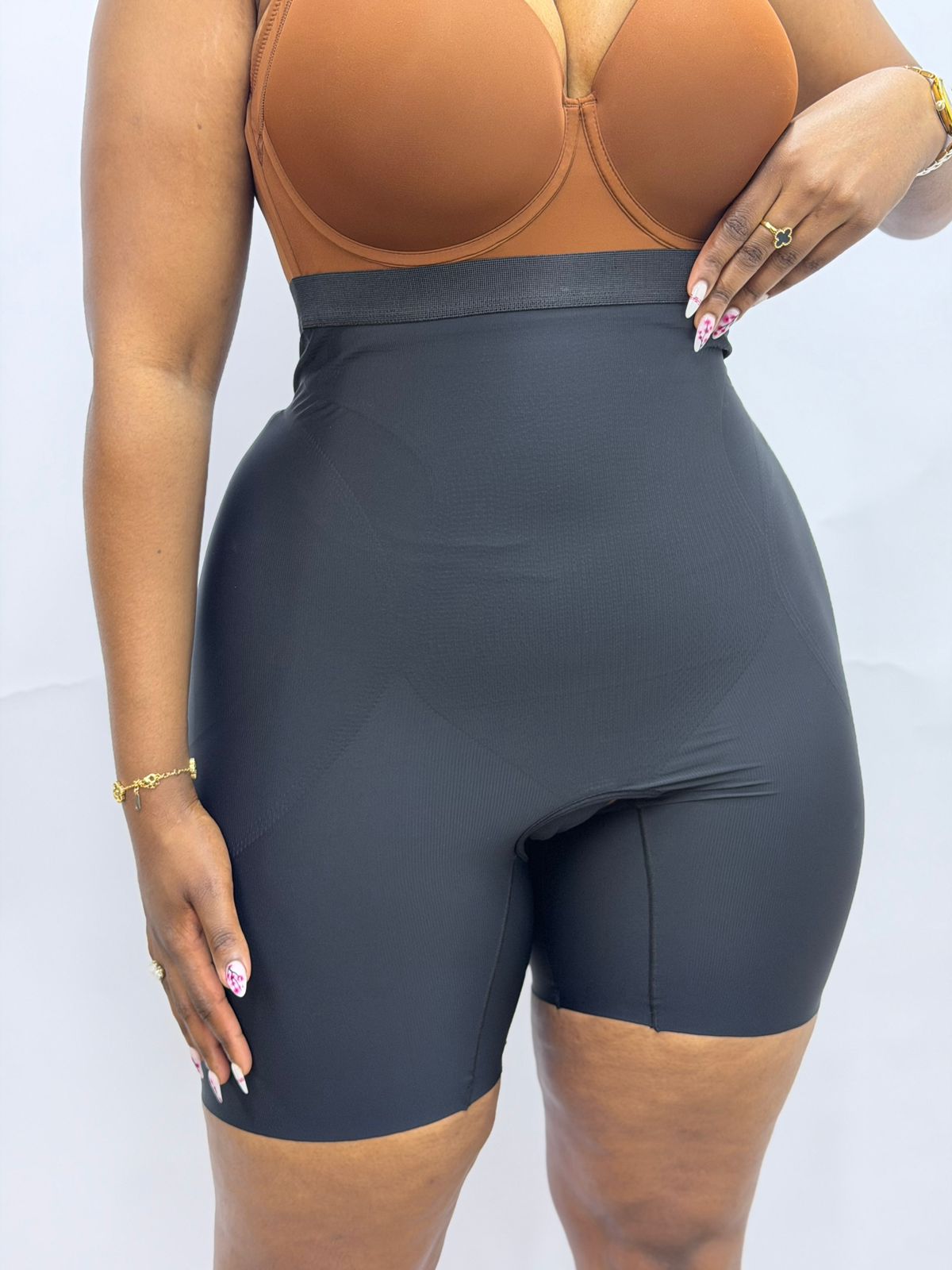 Highwaist seamless hips and bum short with an open crotch