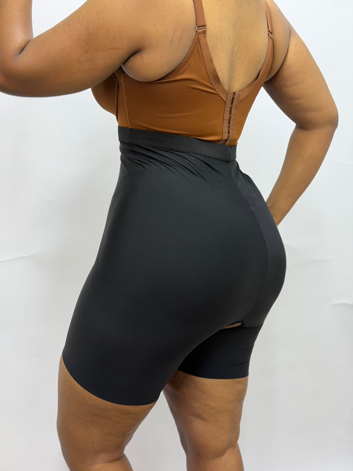 Highwaist seamless hips and bum short with an open crotch