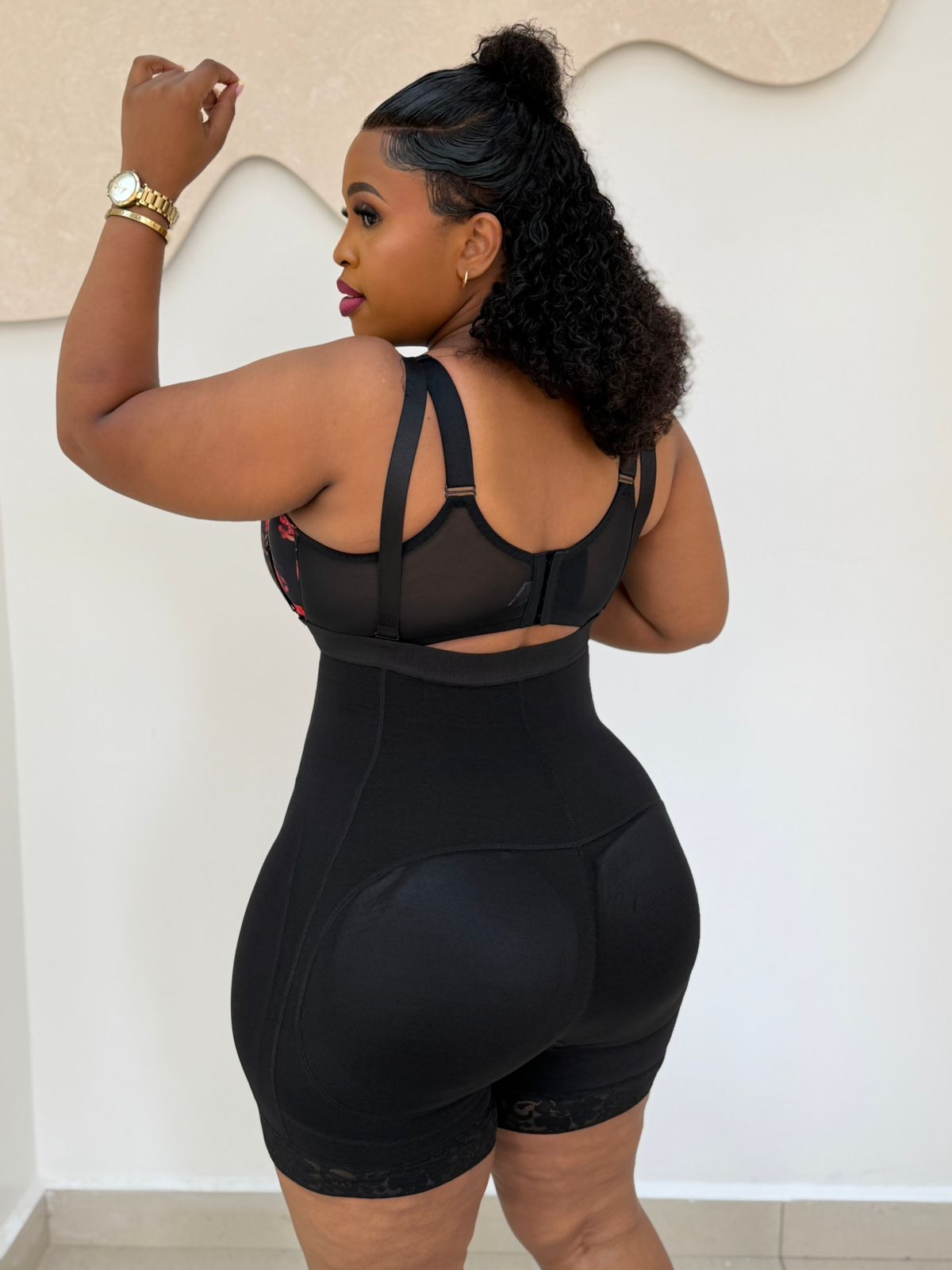 Seamless zipper hips and bum enhancer