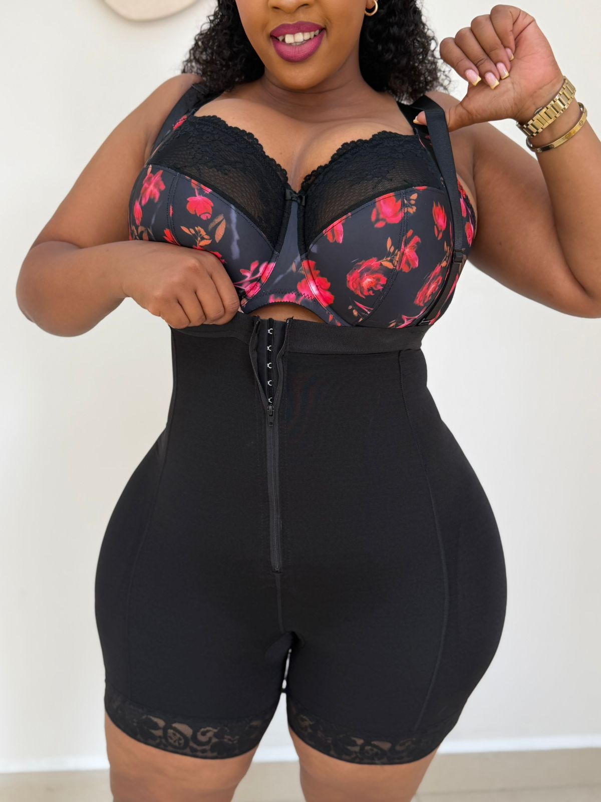 Seamless zipper hips and bum enhancer