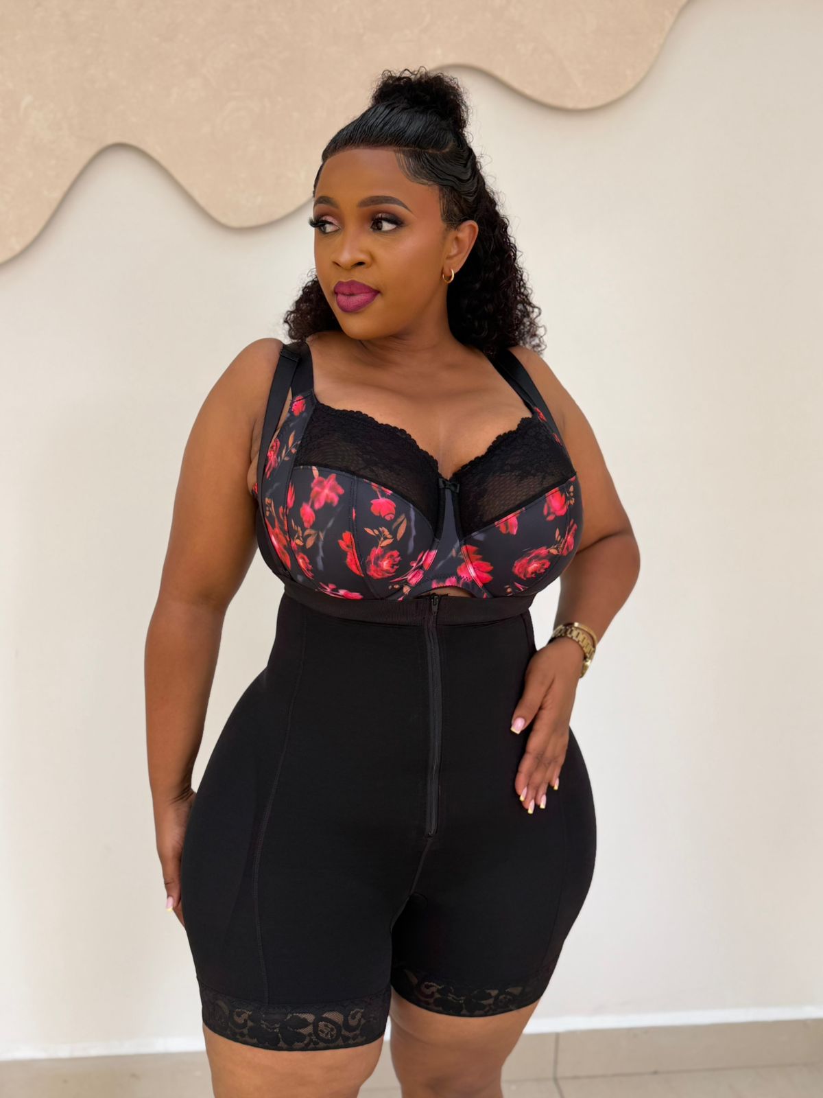 Seamless zipper hips and bum enhancer